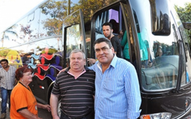 Dudu faz entrega de ônibus para Educação de Piquerobi