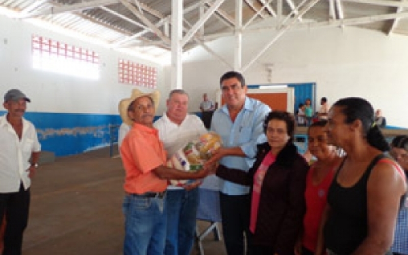 Piquerobi entrega cerca de 130 cestas básica para famílias carentes