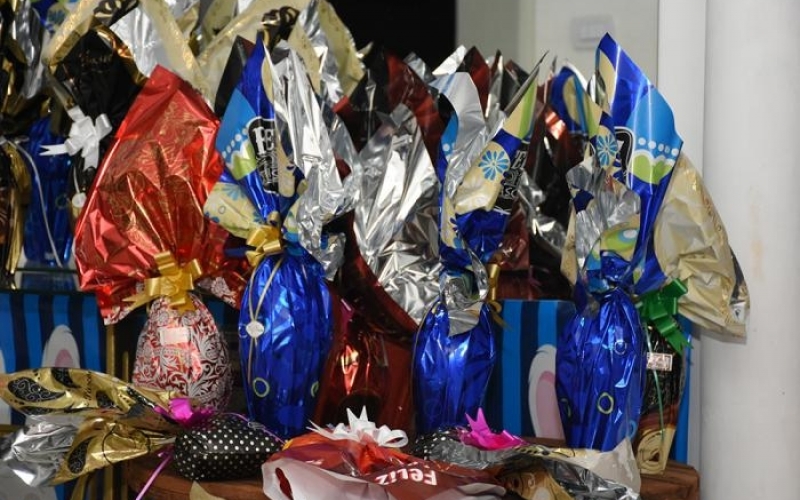 Prefeitura entrega ovos de páscoa para alunos das escolas de Piquerobi