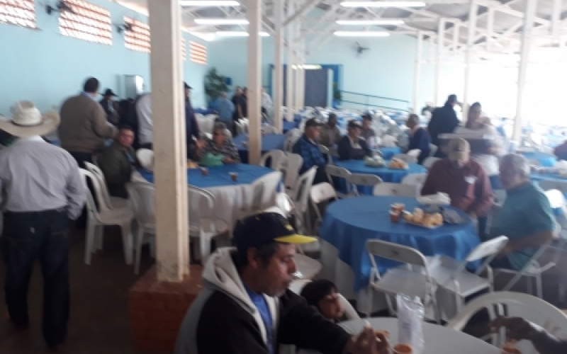 Almoço em comemoração ao dia dos pais reúne 800 pessoas em Piquerobi