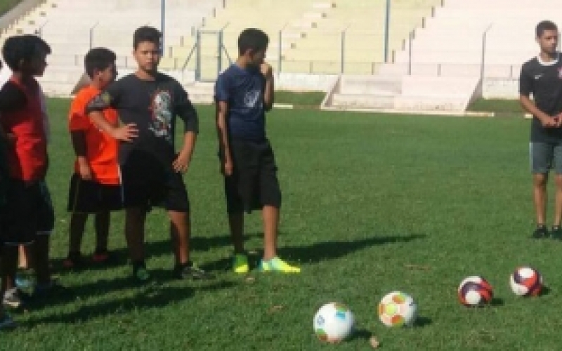 Secretaria de Esportes oferece treinos de futebol de campo