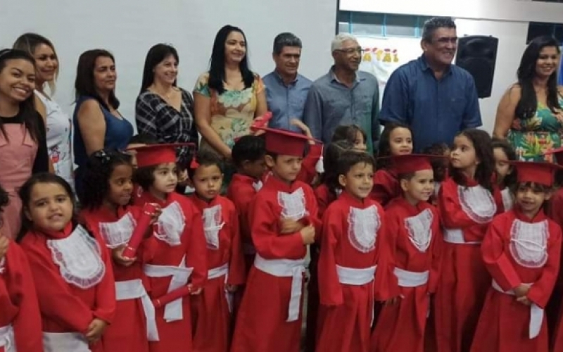 Creche realiza formatura de 33 alunos em Piquerobi
