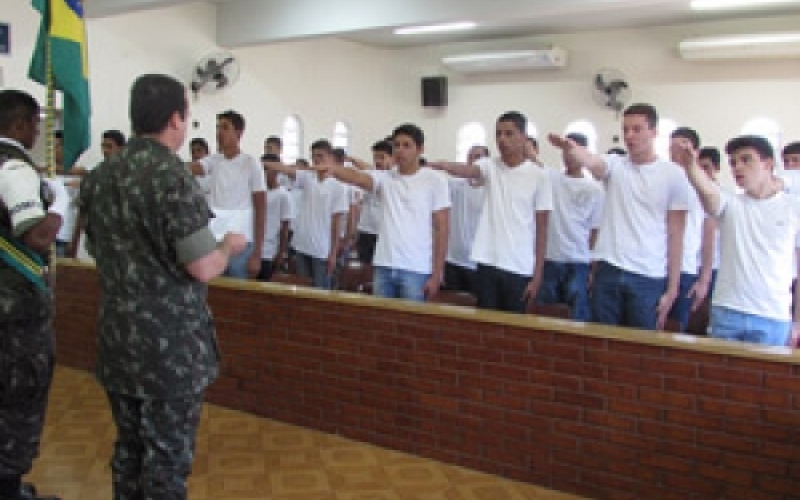 Em dia com o Serviço Militar. Jovens Piquerobienses recebem CDI