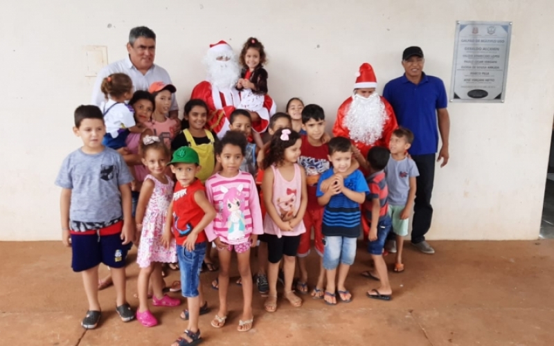 Prefeitura promove chegada do Papai Noel no assentamento em Piquerobi